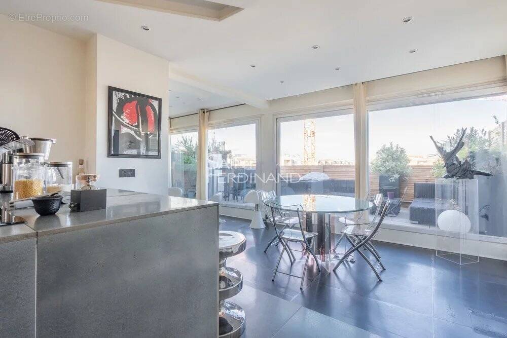 Appartement à PARIS-16E