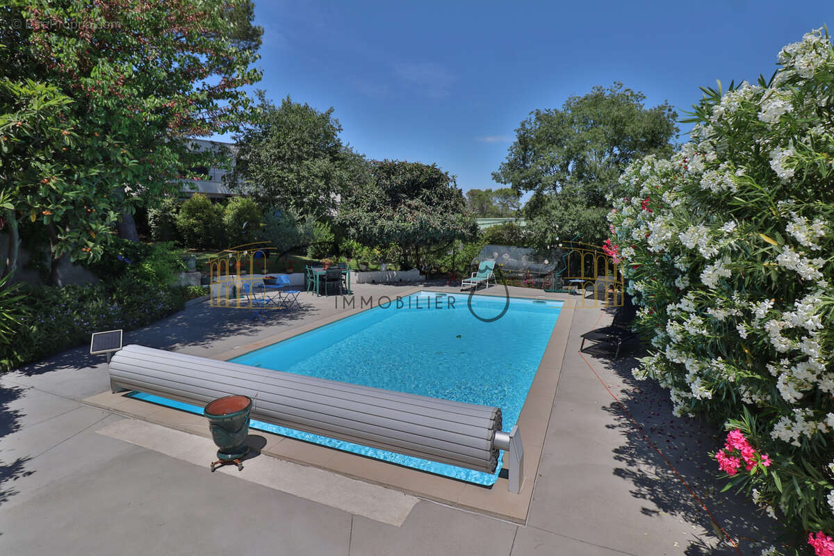 NIMES maison de ville avec 4 chambres, bureau, piscine. Le charme des années 40 au cœur d’un quartier résident - photo 2