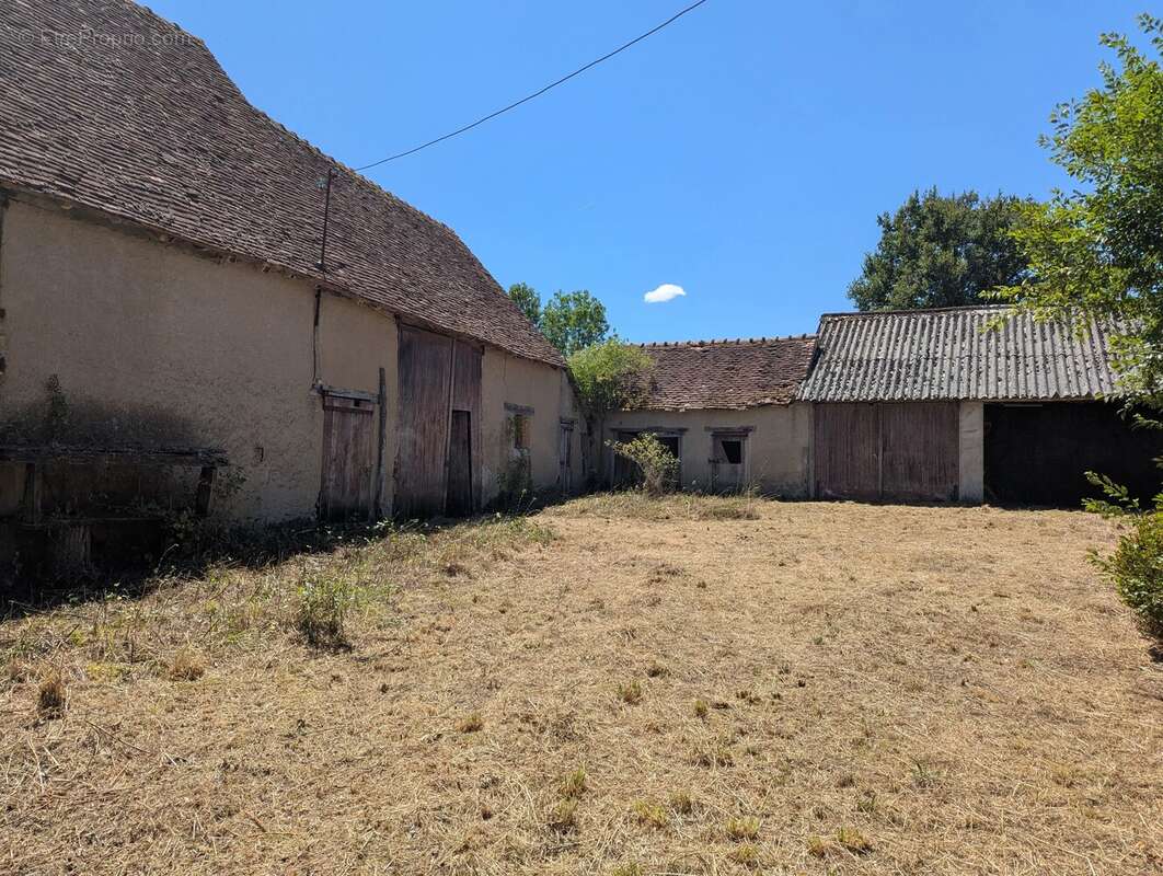 Charmante maison de campagne de 2 chambres avec de nombreuses granges au cœur de l'Indre - photo 2