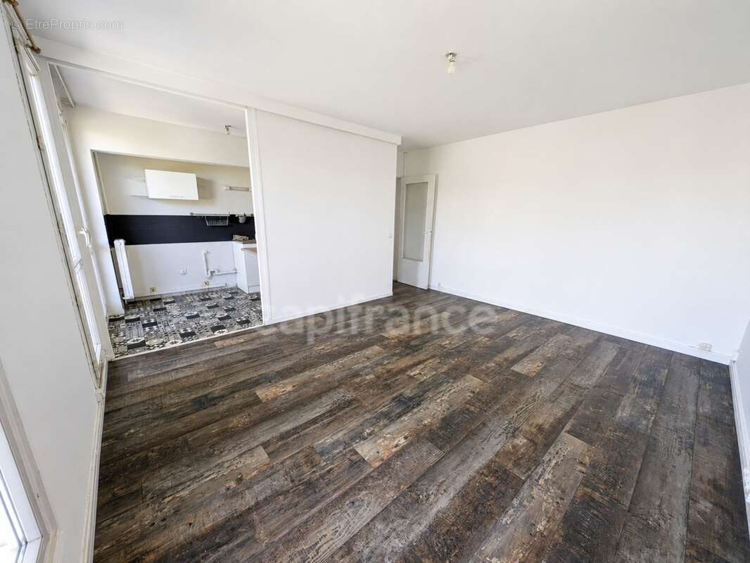 Appartement F3 avec loggia et parking - proche commerces et gare - photo 5