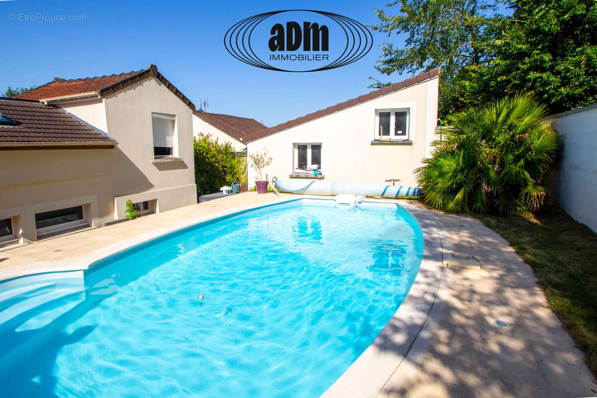 Maison familiale rénovée avec piscine, dépendance et garages sur un terrain de 1 376 m2 - photo 16