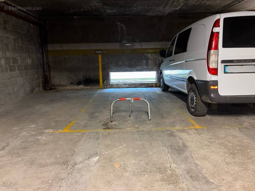 Parking à PARIS-18E