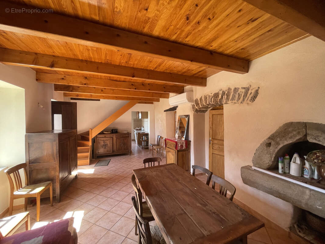 Maison à SAINT-VICTOR-ET-MELVIEU