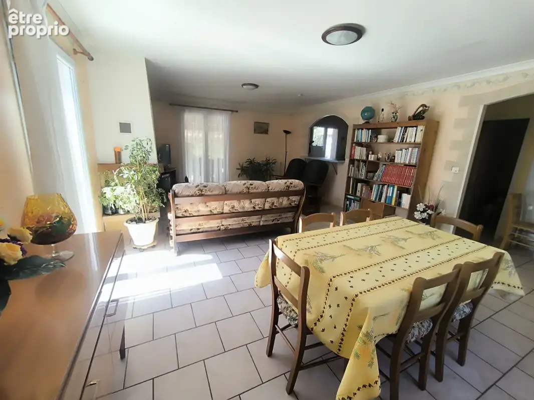 Maison de plain-pied avec jardin arboré, terrasse et dépendance - photo 4