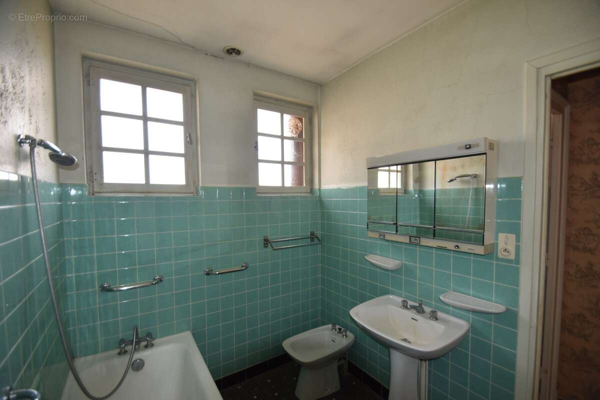 LA CLAYETTE - maison 156m² - avec entrepôt de 210m² sur terrain 3930m² - photo 12