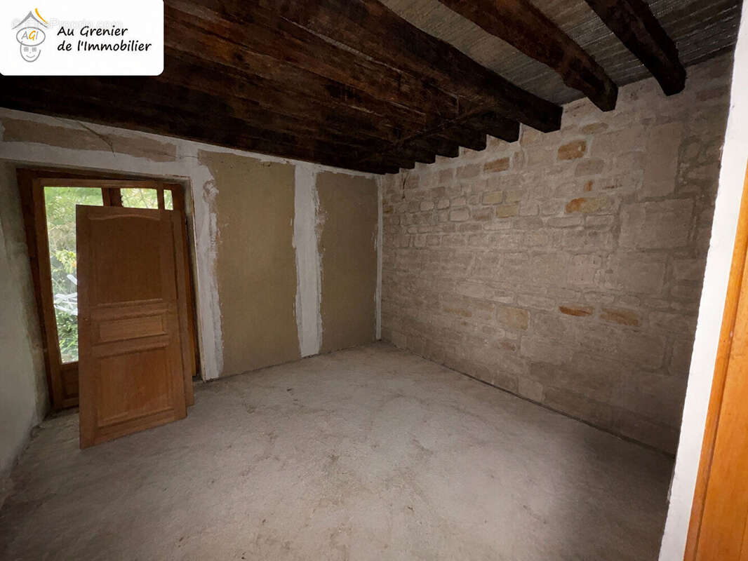 Ensemble immobilier en pierre avec jardin et garages - photo 4