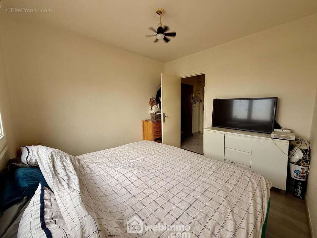Une première chambre