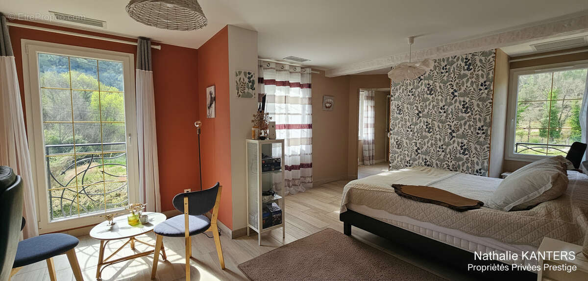 Maison à VINS-SUR-CARAMY