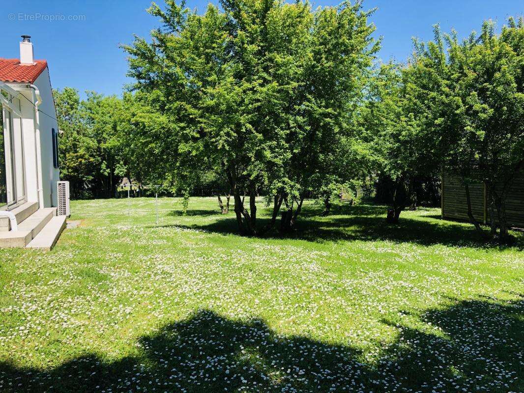 Maison à SAINT-LAURENT-DE-LA-PREE