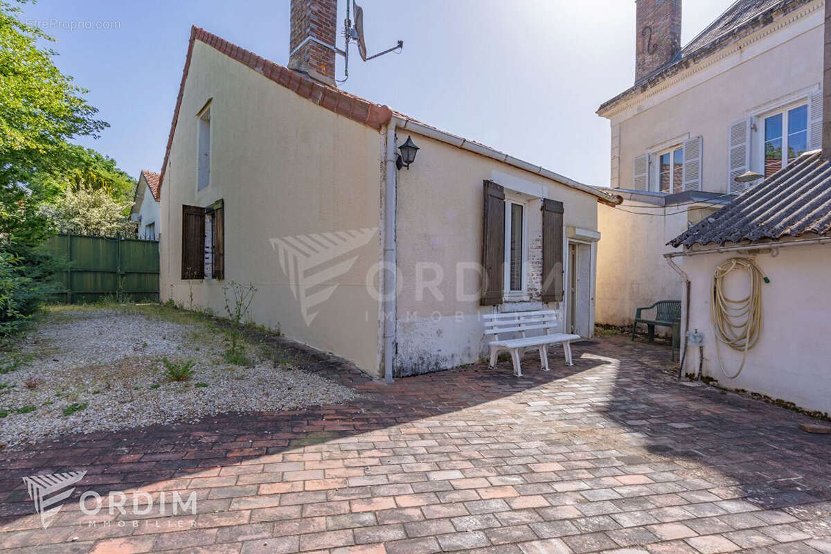 Rare à Saint-Sauveur-en-Puisaye : propriété de charme avec maison d'amis, dépendances et jardin clos. - photo 2