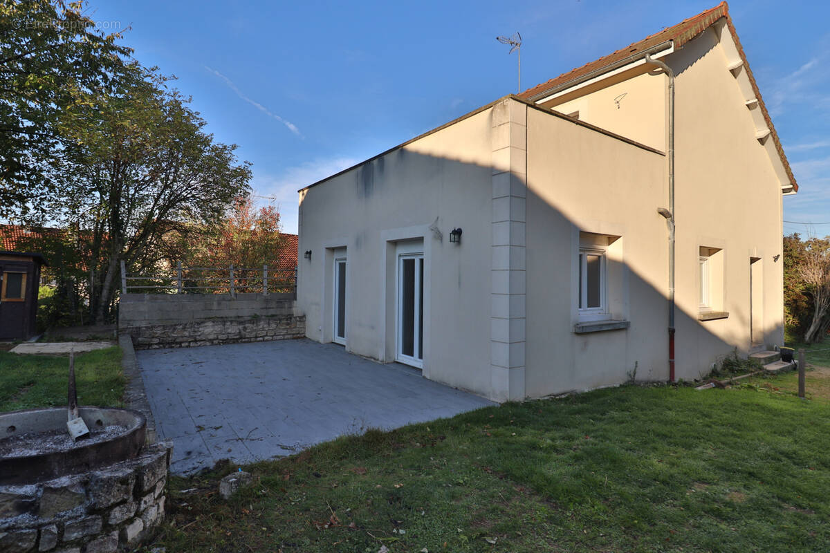 Maison à LA CHAPELLE-SAINT-LUC