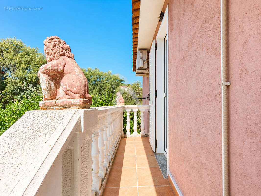Villa méditéranéenne t8 comprenant 2 appartements située dans un secteur privilégié avec vue sur le golfe - photo 7