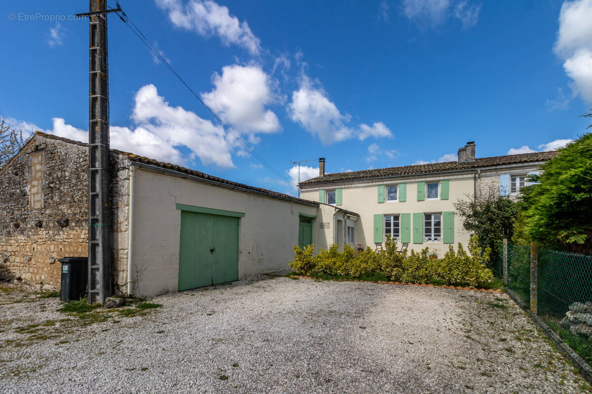 Maison à SAINTES