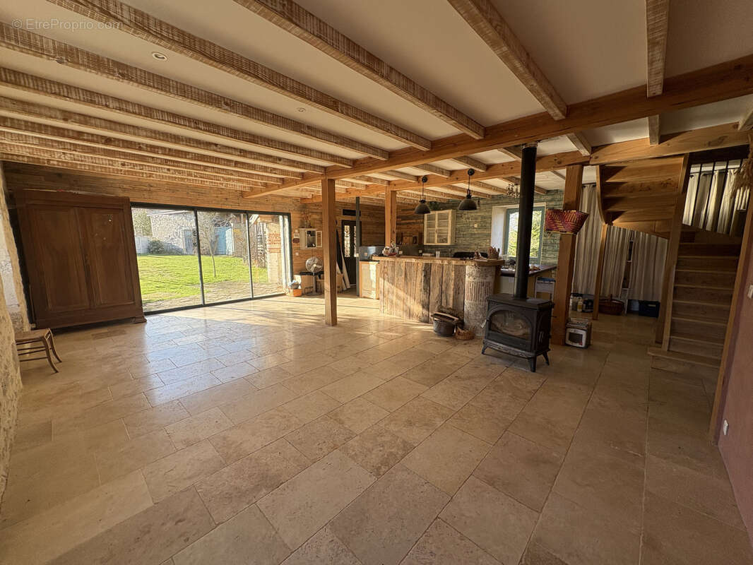 Propriété en pierre avec grange, pigeonnier et dépendances   Terrain 7 000 m2 - photo 4