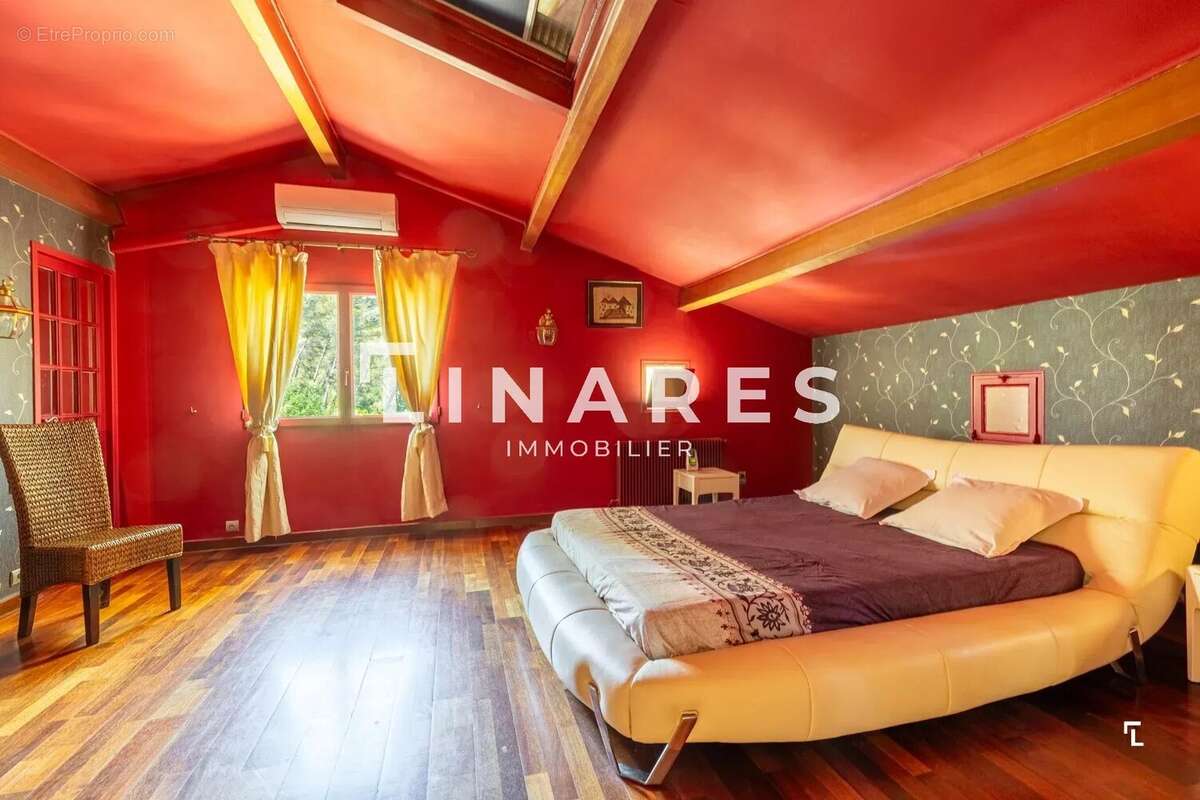 LE DOMAINE PROVENÇAL - Villa T6 de 287m² dont deux dépendances de 26m² - Piscine - Terrain de 6900m²  - 13011 EOURES - photo 14