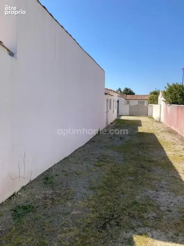 Unique à loix –en zone non submersible–jardin clos -parking privé - photo 17
