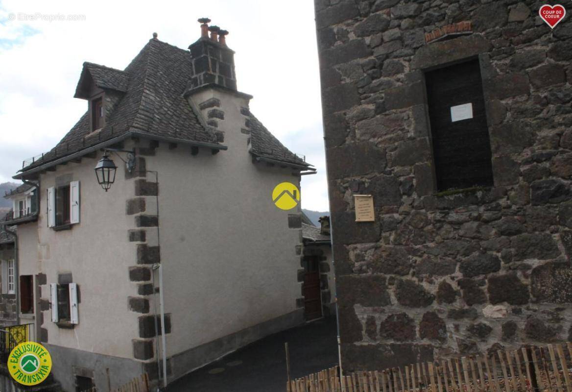 Maison à VIC-SUR-CERE
