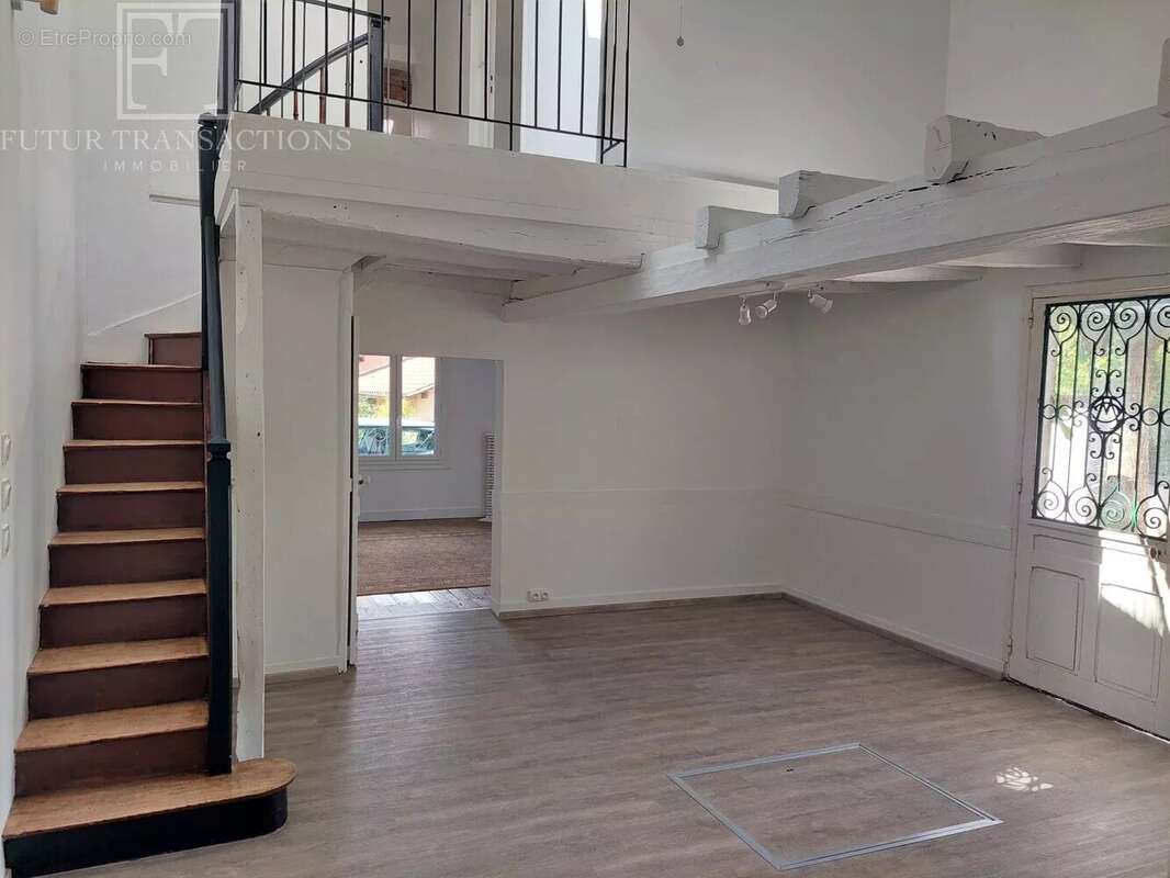 Maison et double garage sur 1360 m² de terrain clos - photo 7