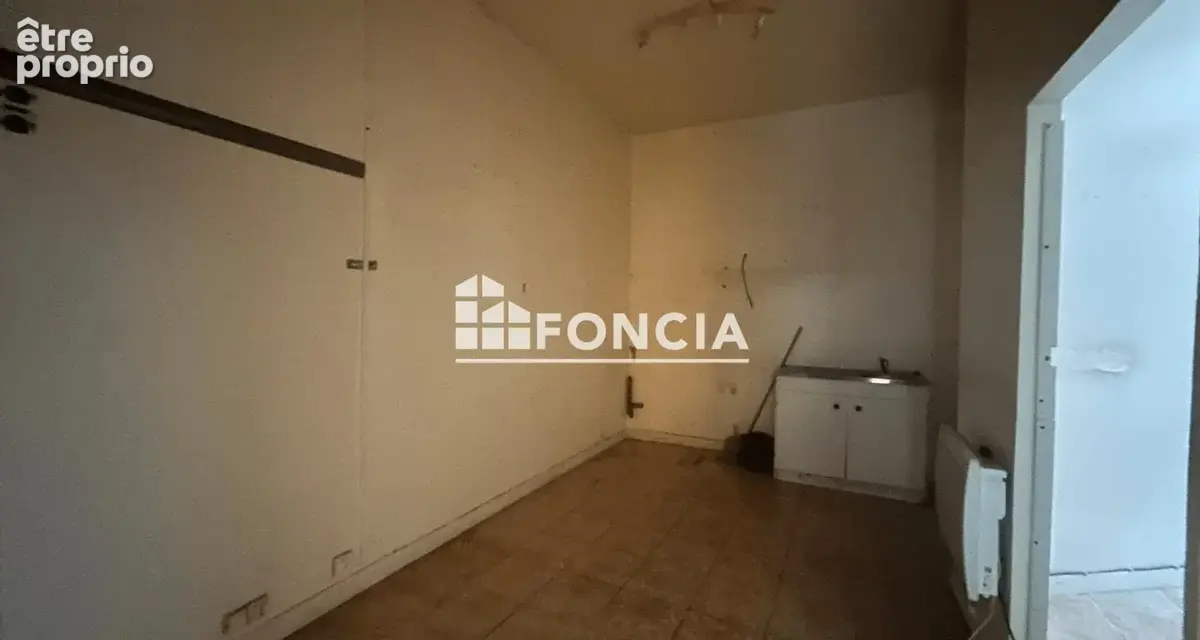 Au cœur de l’Écusson – Local commercial de 16 m² avec accès à un T2 et terrasse - photo 4