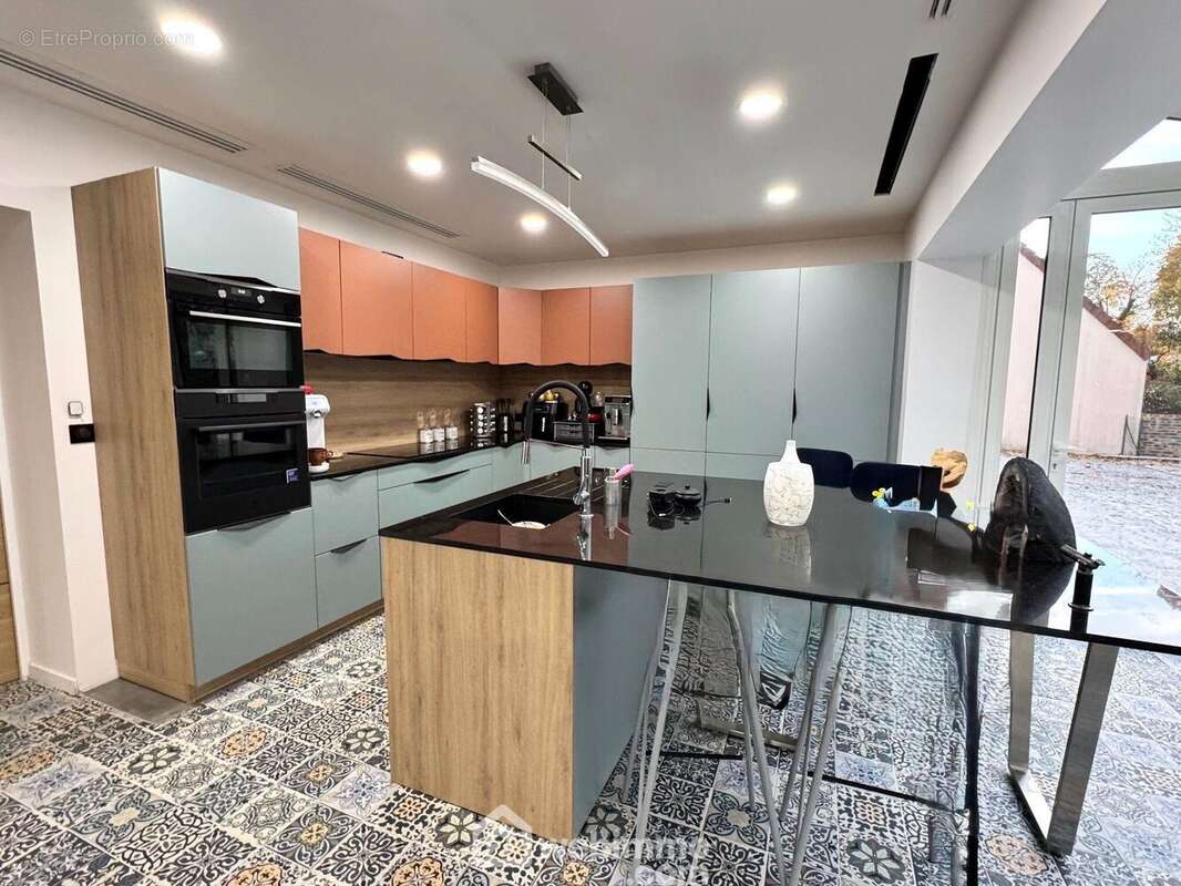 voici la cuisine aménagée et équipée - Maison à SOISY-SUR-SEINE