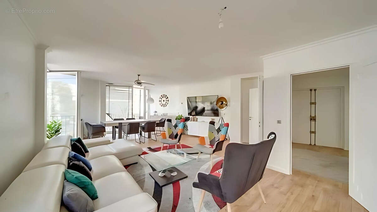 Appartement à PARIS-16E