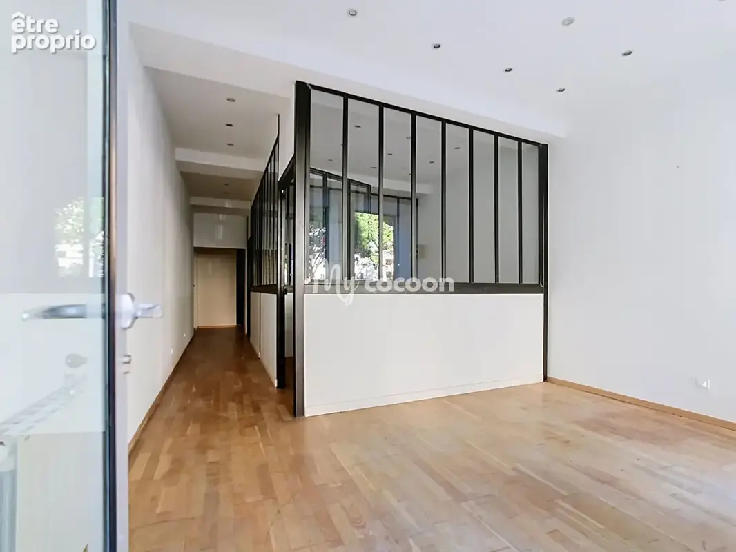 PLACE SAINT LOUIS Local commercial - 60 m² - photo 2