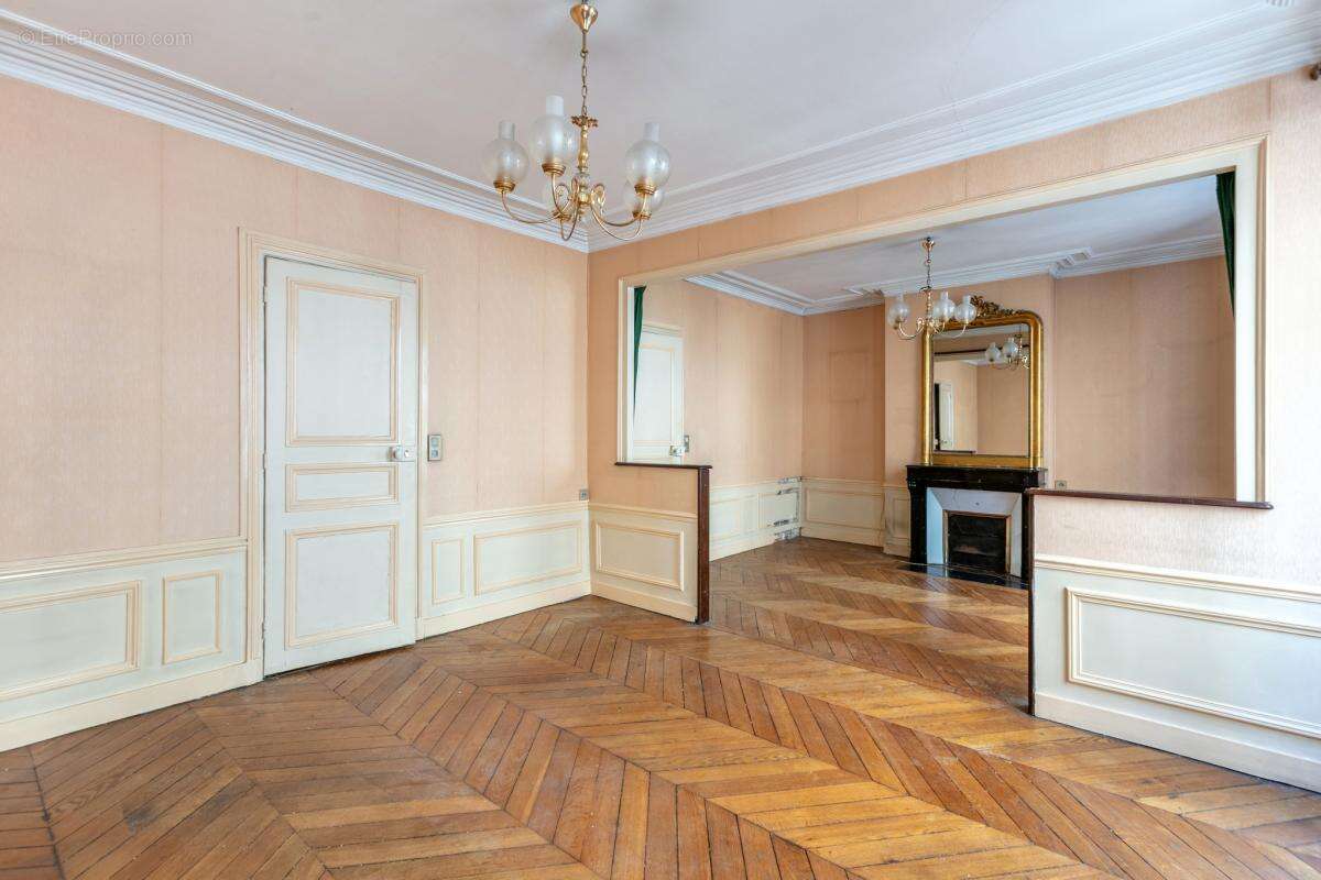 Paris 18e   Appartement de caractère  3 pièces à réinventer - photo 6