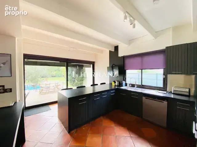 Maison familiale avec 4 suites parentales, piscine et environnement calme. - photo 4