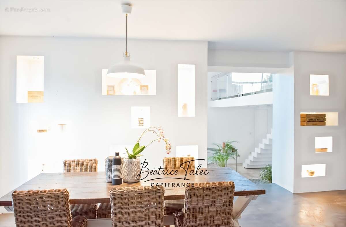 Maison de caractère avec piscine 5 pièces au cœur des vignes, double garage, 6000m2 terrain plat arboré, magnifique vue dans un  - photo 4
