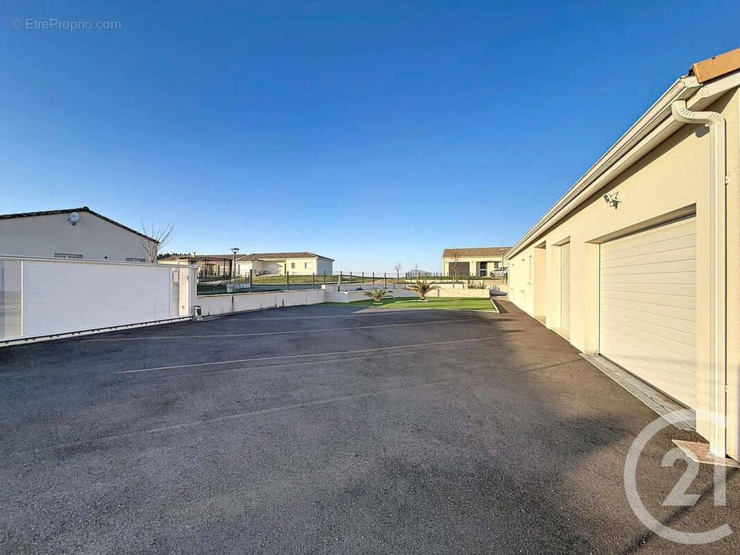 Maison à SAINT-ANTOINE-DE-FICALBA