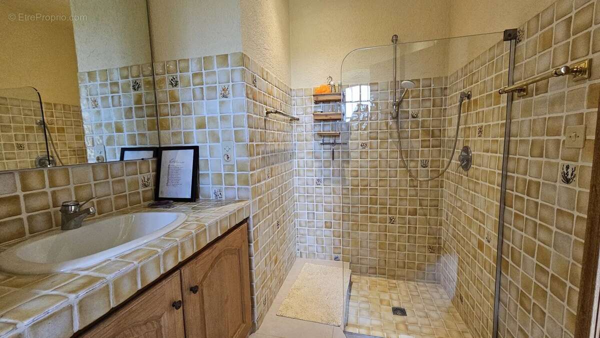 À Vendre  Propriété d'Exception avec Villa principale, Maison d'invité et Dépendance - photo 16