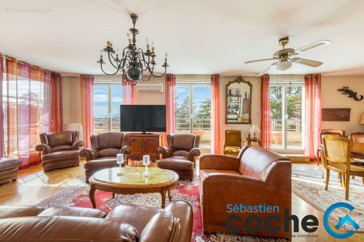 Appartement à CHARBONNIERES-LES-BAINS