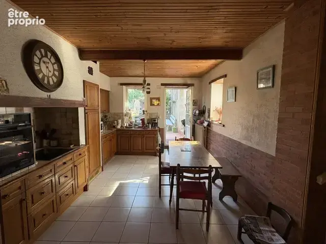 A vendre à Tiffauges belle maison de bourg 112 m2 +dépendance +terrain constructible 194000 frais d'agence inc - photo 5