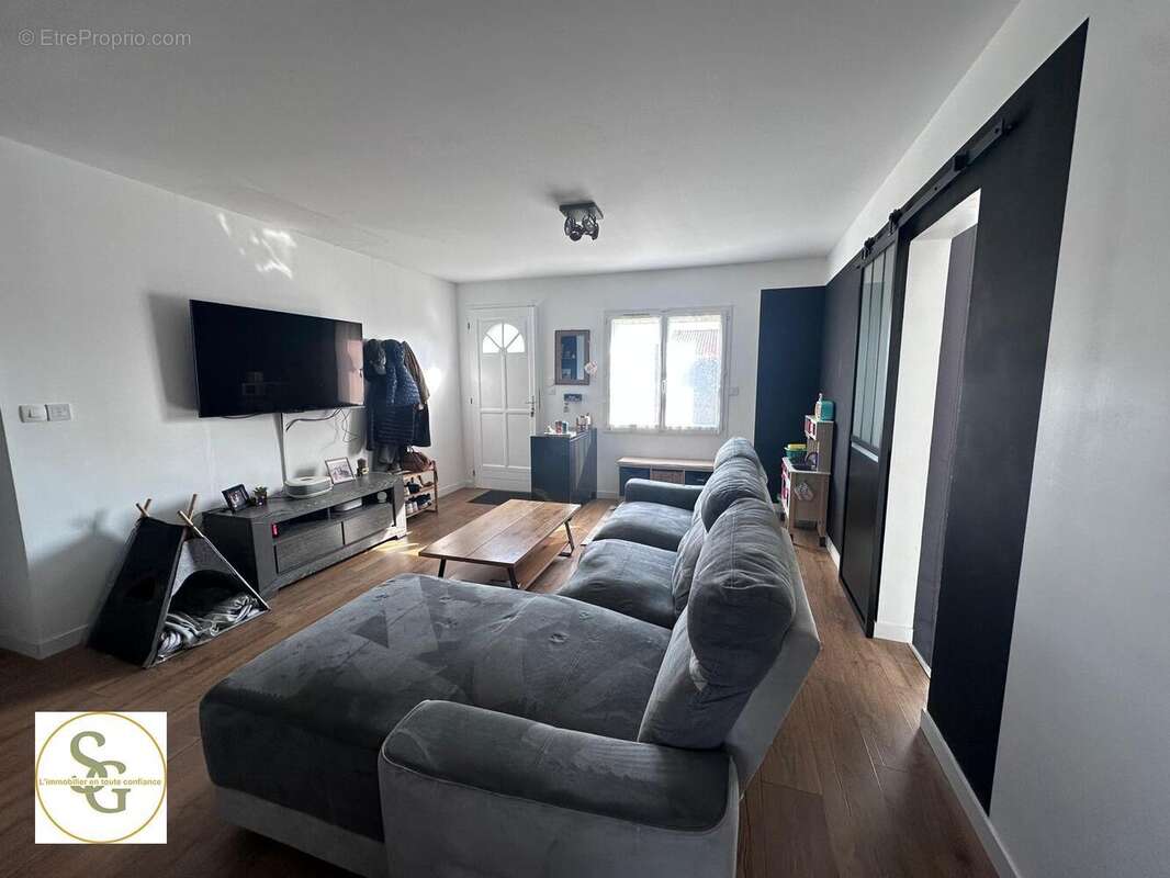   - Maison à LAGRAVE