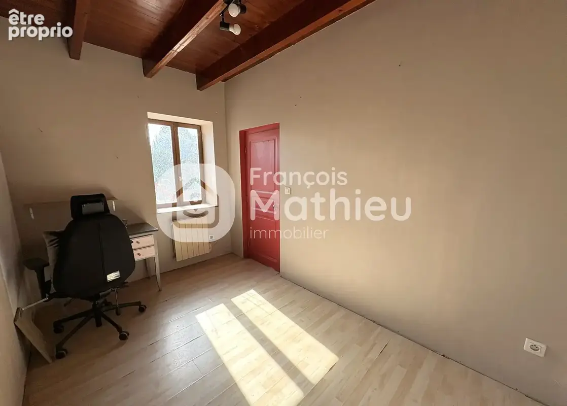 Saint-Etienne-sur-Chalaronne - Maison avec dépendances sur sa parcelle de 889 m2 - photo 8