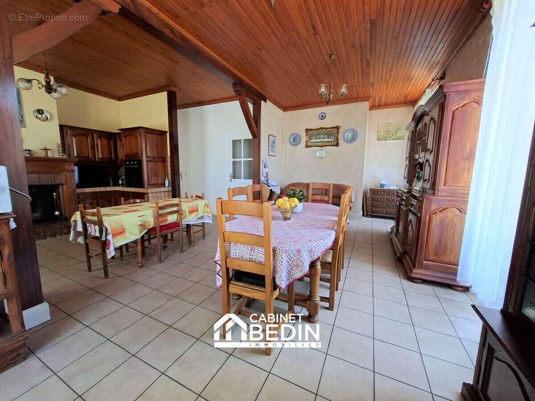 Maison 275 m² à Fargues-Saint-Hilaire  - photo 2