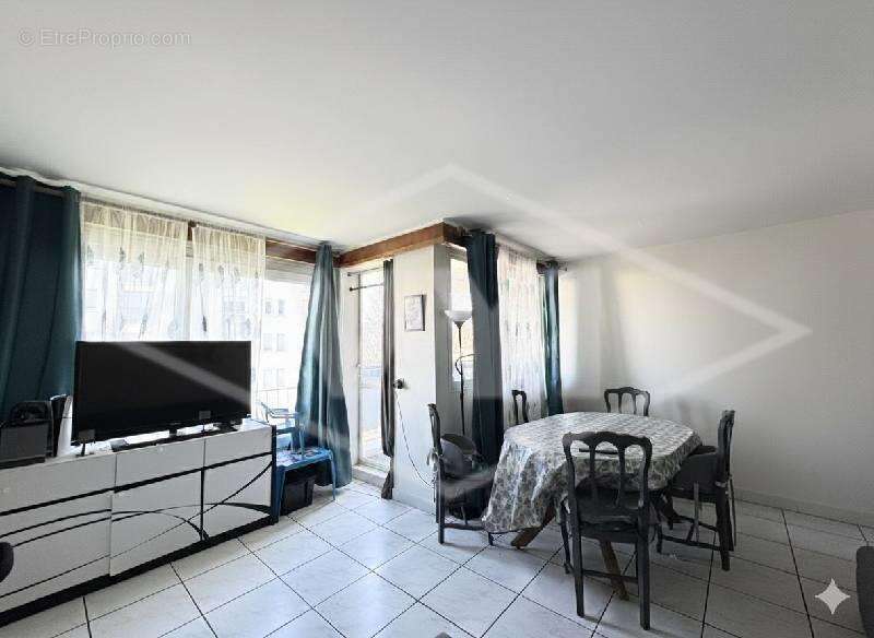 Appartement à COMBS-LA-VILLE