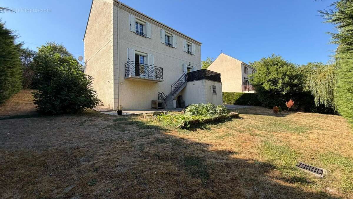 exclusivité NEUILLY PLAISANCE Maison individuelle, 5 chambres, 700 m² de terrain À Vendre - photo 2