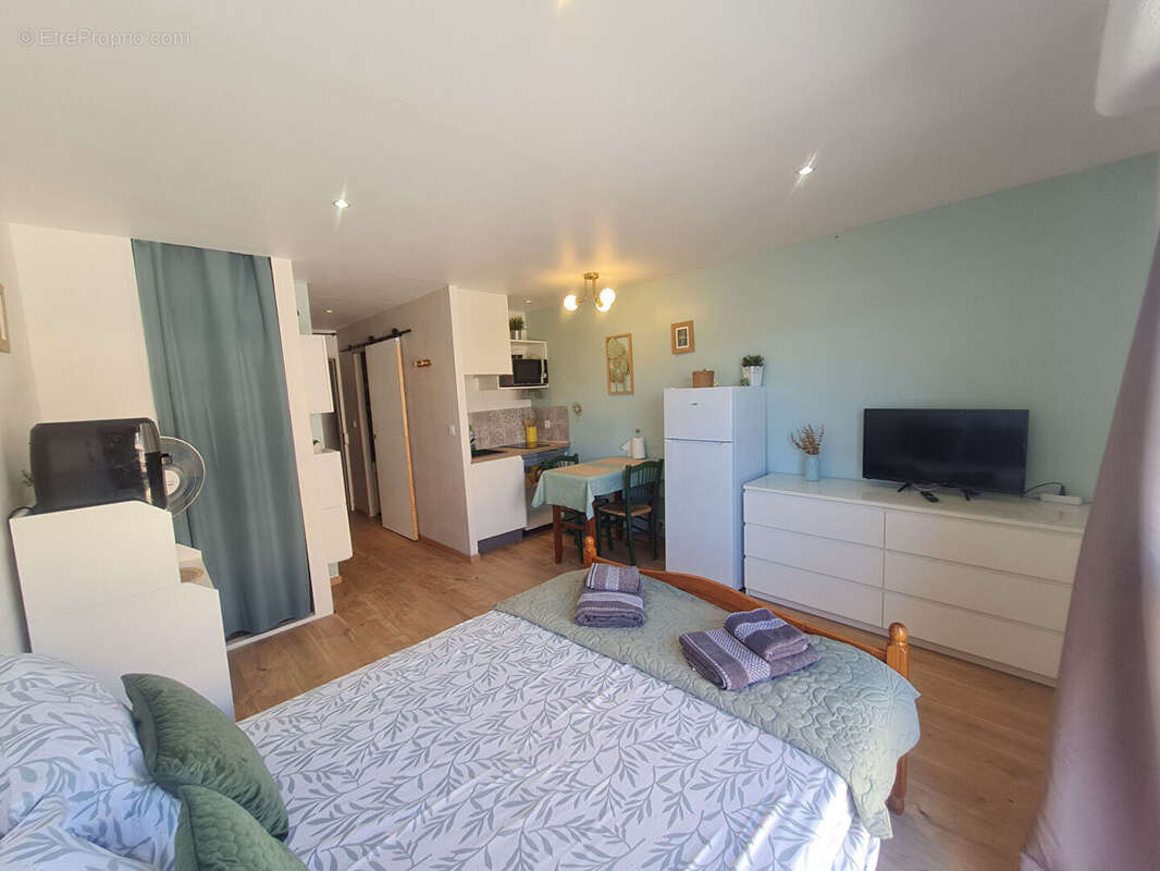** Bord de mer ** Studio meublé  + Cave + Place de parking privative **  (83430) SAINT MANDRIER - PIN ROLLAND - photo 2