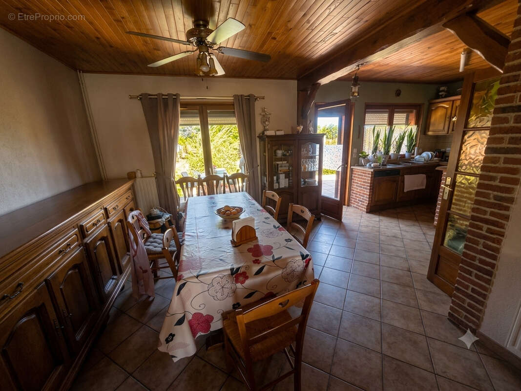 Pavillon individuel de 1986 développant 104m2 et bâti sur 868m2, très beau potentiel  ! - photo 3