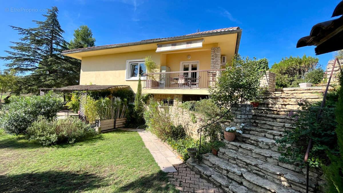 Maison à ENTRAIGUES-SUR-LA-SORGUE