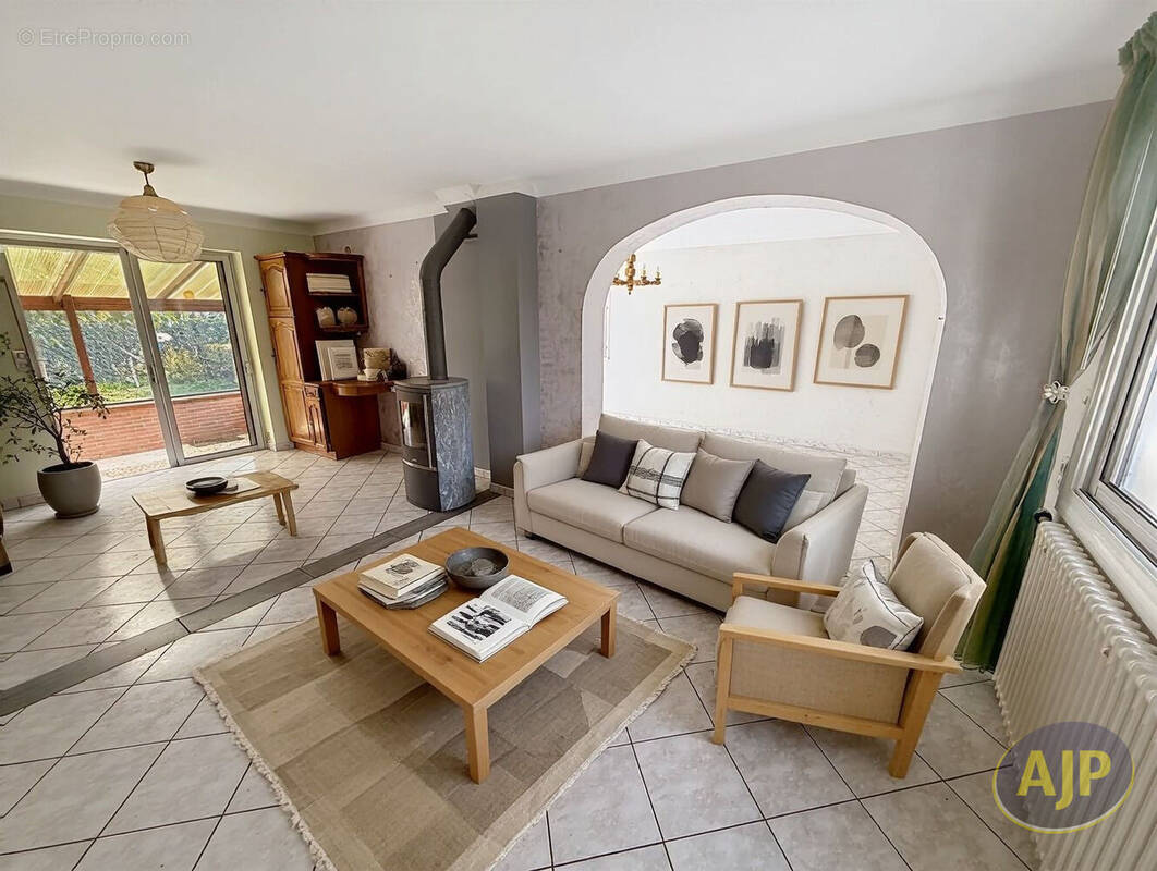 Maison à SAINT-MACAIRE-EN-MAUGES