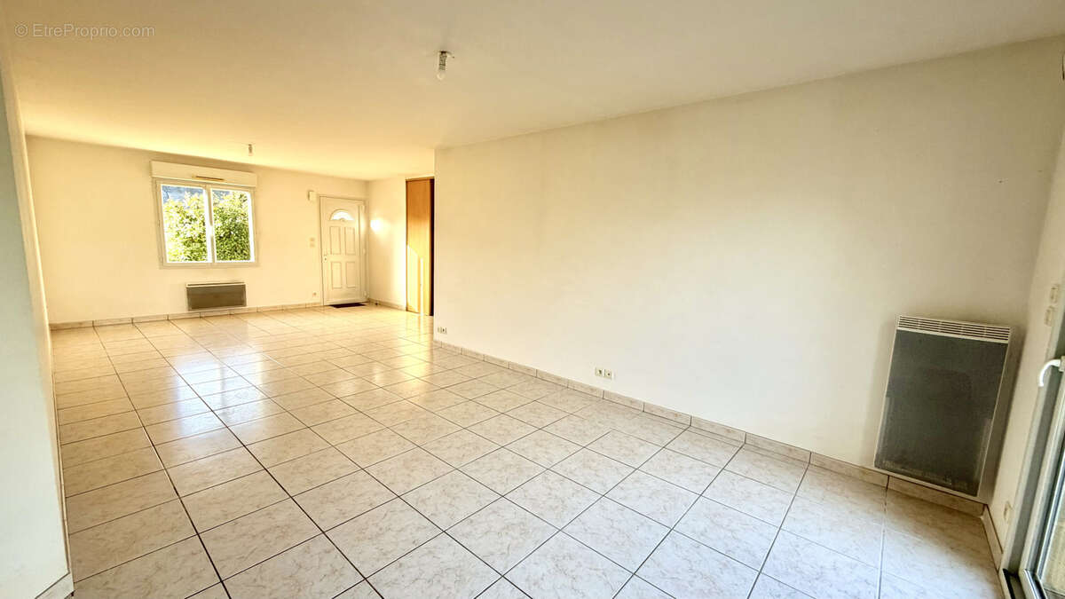 Maison à SAINT-CLEMENT-DE-LA-PLACE