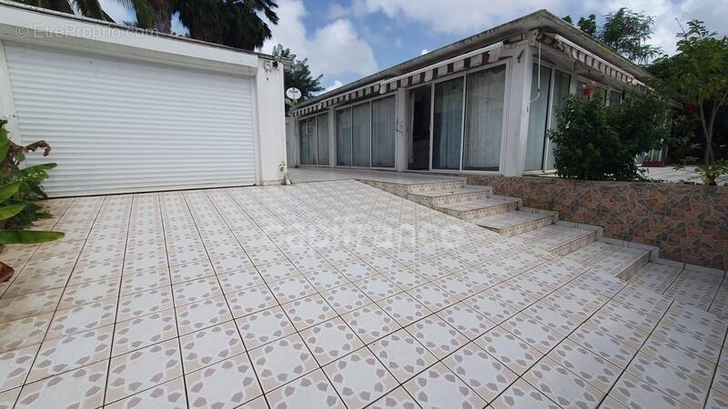 A VENDRE Maison de plain pied 5 pièces avec garage et dépendances LE DIAMANT 97223 - photo 2