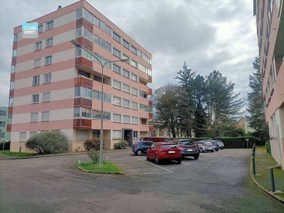 A MACON EN BOURGOGNE BEL APPARTEMENT 3 PIECES DE 84 M² AVEC - Appartement à MACON