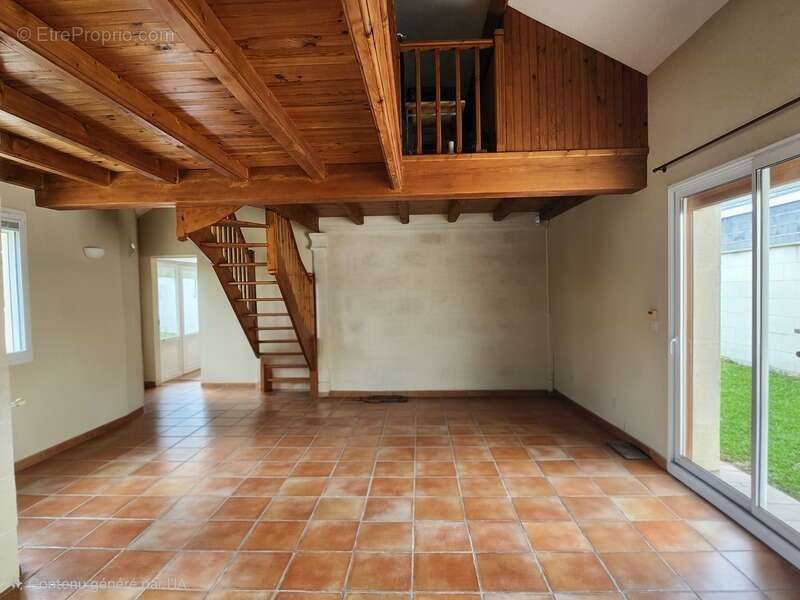 Maison à SAINT-MEDARD-DE-GUIZIERES