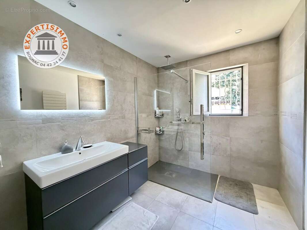 Saint esteve - plain-pied familial d'environ 150 m² – piscine – double garage – terrain de 682 m² - photo 7