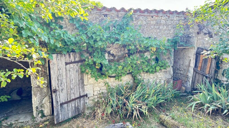  Corps de ferme à rénover – Un fort potentiel au cœur de la campagne CHARMANT (16) - photo 9