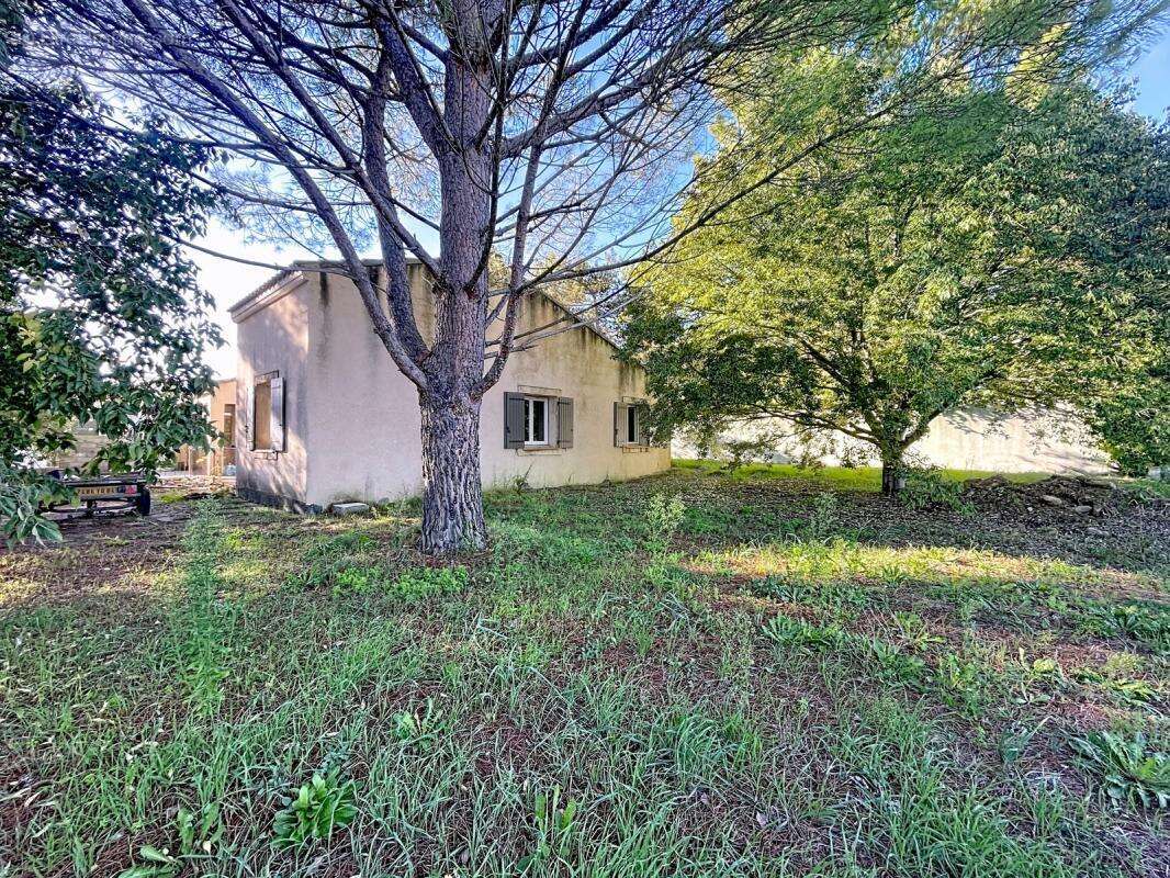 Maison à ENTRAIGUES-SUR-LA-SORGUE