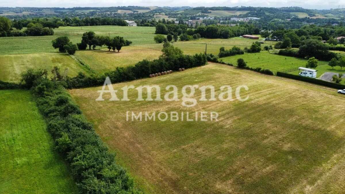 Terrain à VIC-FEZENSAC